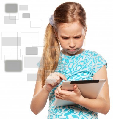 13668130-nino-mira-hacia-el-equipo-tablet-pc-ninos-con-la-tableta-aisladas-sobre-fondo-blanco