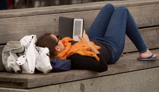 estudiante-leyendo-con-el-kindle
