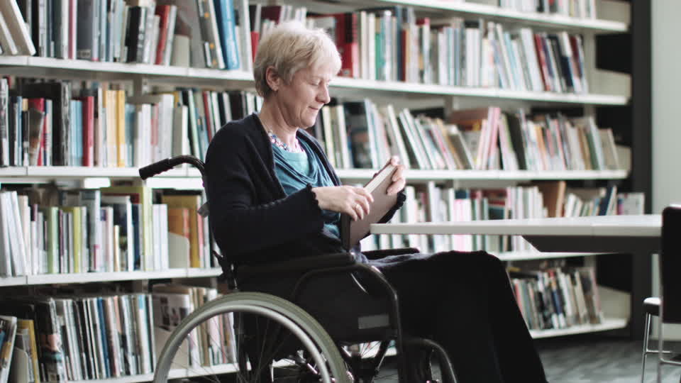 715107168-professeur-duniversite-chaise-roulante-handicap-bibliotheque