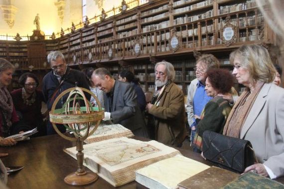 2-eduardo-hernc3a1ndez-ensec3b1ando-los-libros-a-los-poetas