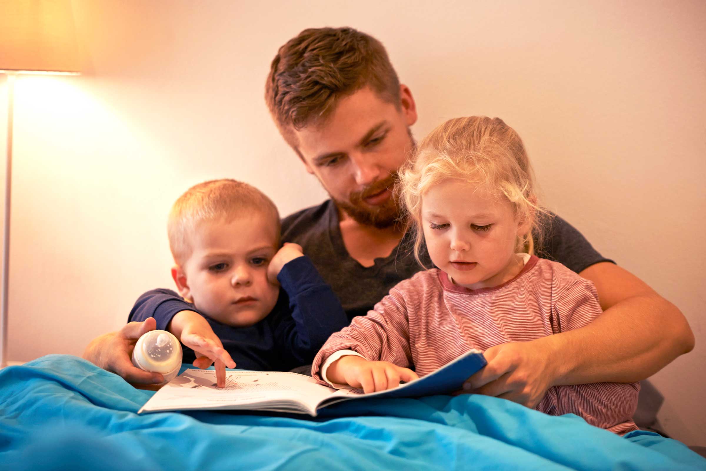 03-early-reading-habits-cuddle-with-children
