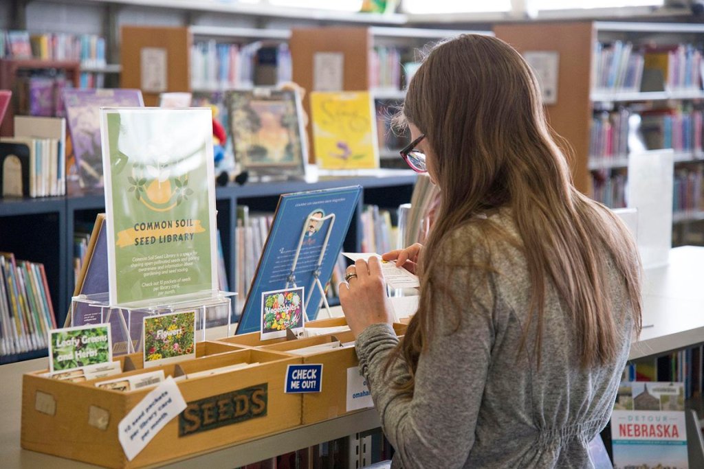 Biblioteca de semillas en Brantford Public Library (Canadá) | Universo ...