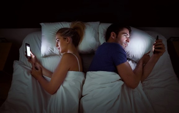 181213-couple-bed-smartphones-stock-cs-1121a_c0afdd3e0251ff6324975aca6d5d23be.fit-760w