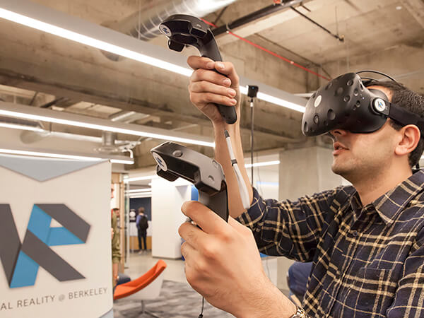 2019.08.16-student-tries-virtual-reality-photo-by-brittany-hosea-small-for-uc-berkeley-library-600x450