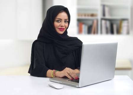 25068845-empresaria-c3a1rabe-hiyab-con-el-cuaderno-en-la-oficina