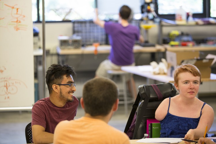 accessible-makerspaces_students-750x500