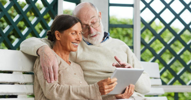 8120_ancianos-tablet