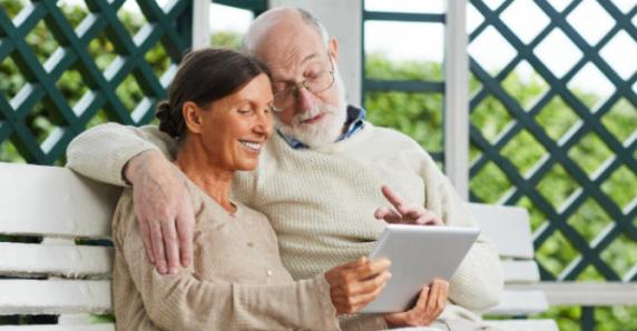 8120_ancianos-tablet