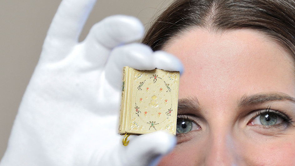 queen-dolls-house-miniature-2-activity