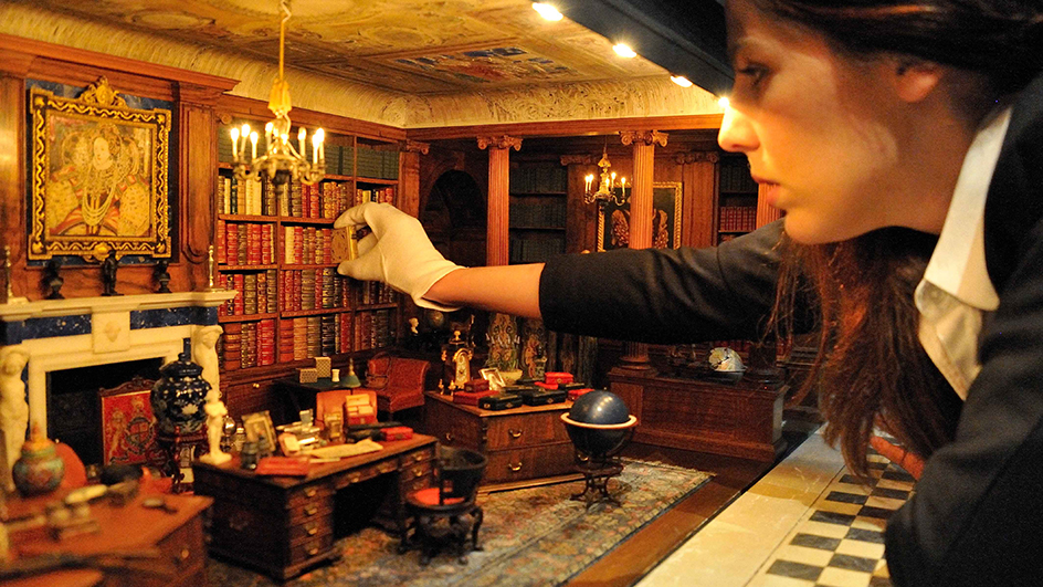 queen-dolls-house-miniature-activity