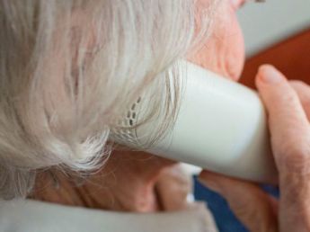 310320-biblioteca-voluntariado-lectura-telefonica-mayores1-569x427-1