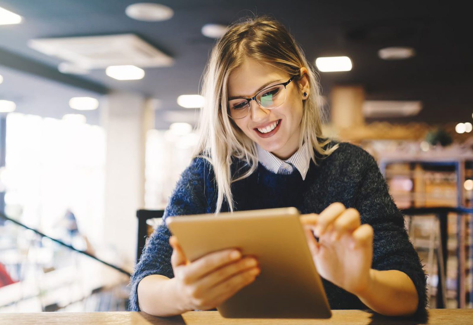 blonde-lady-using-tablet