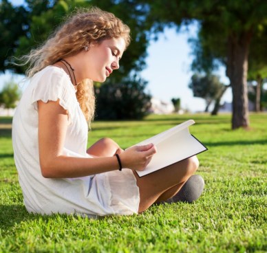 side-view-calm-woman-reading-park_1149-987